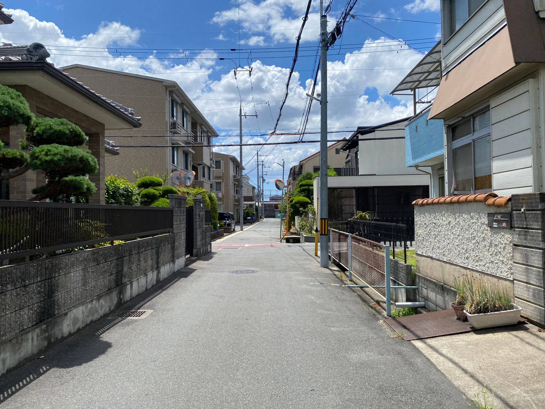 静かな住宅街の路地