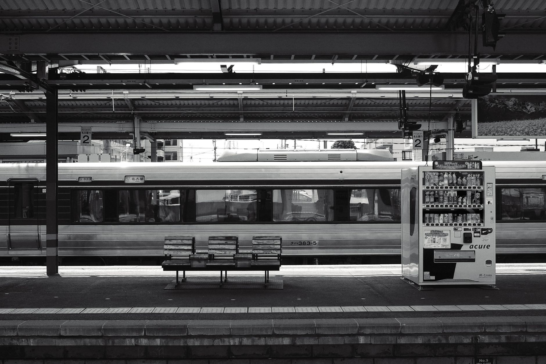 屋根のある駅のベンチ