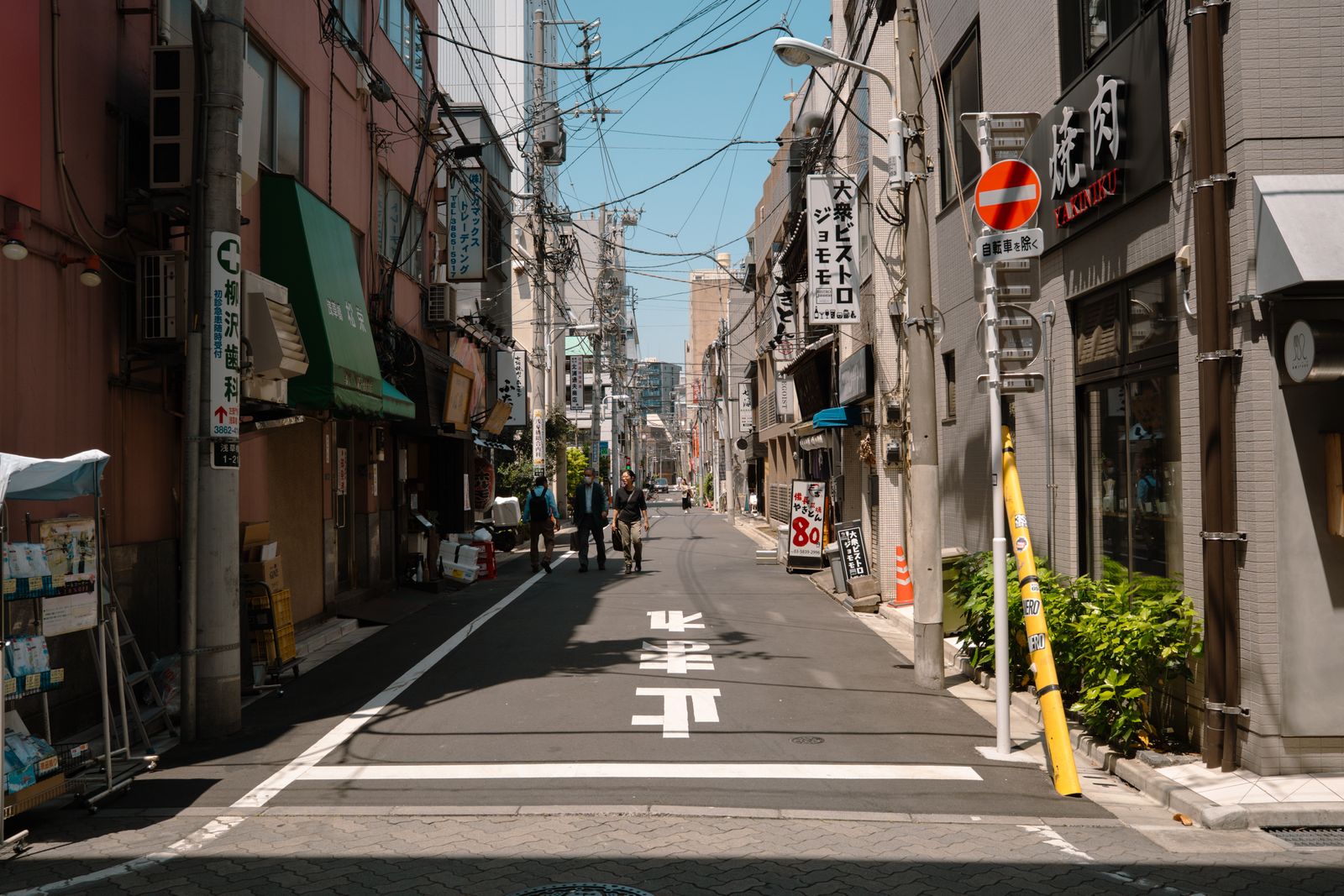 商店が並ぶ通り