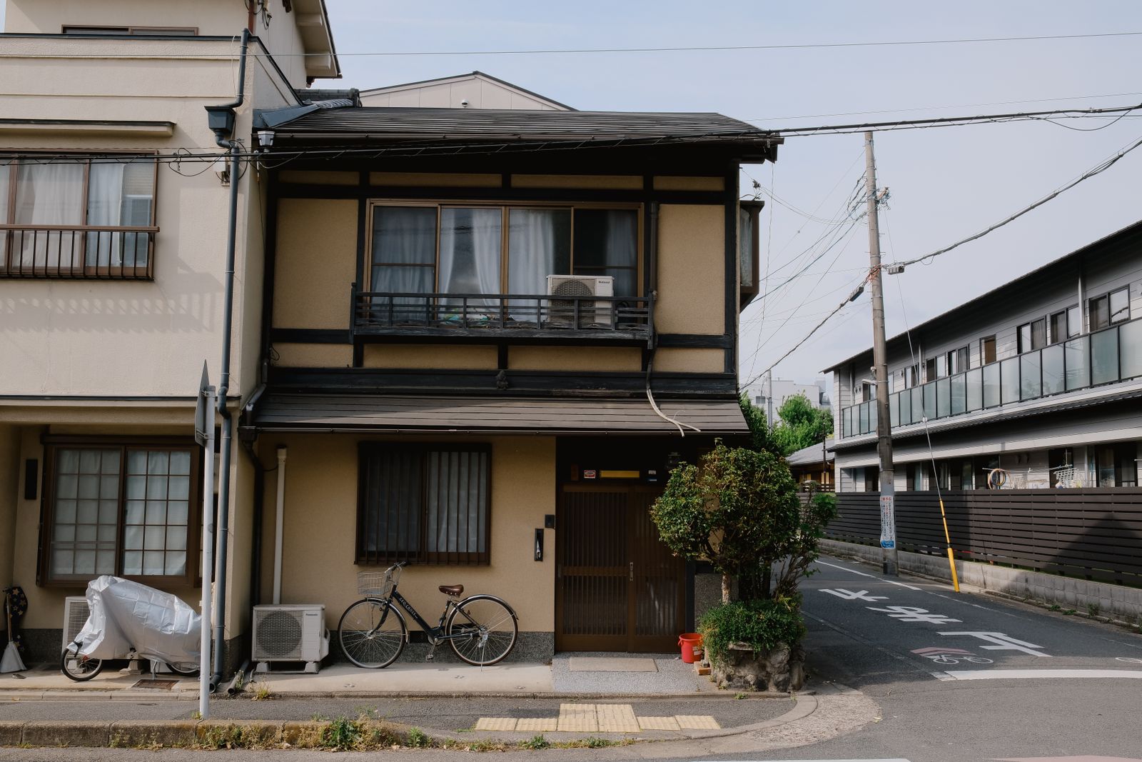 静かな住宅街の道