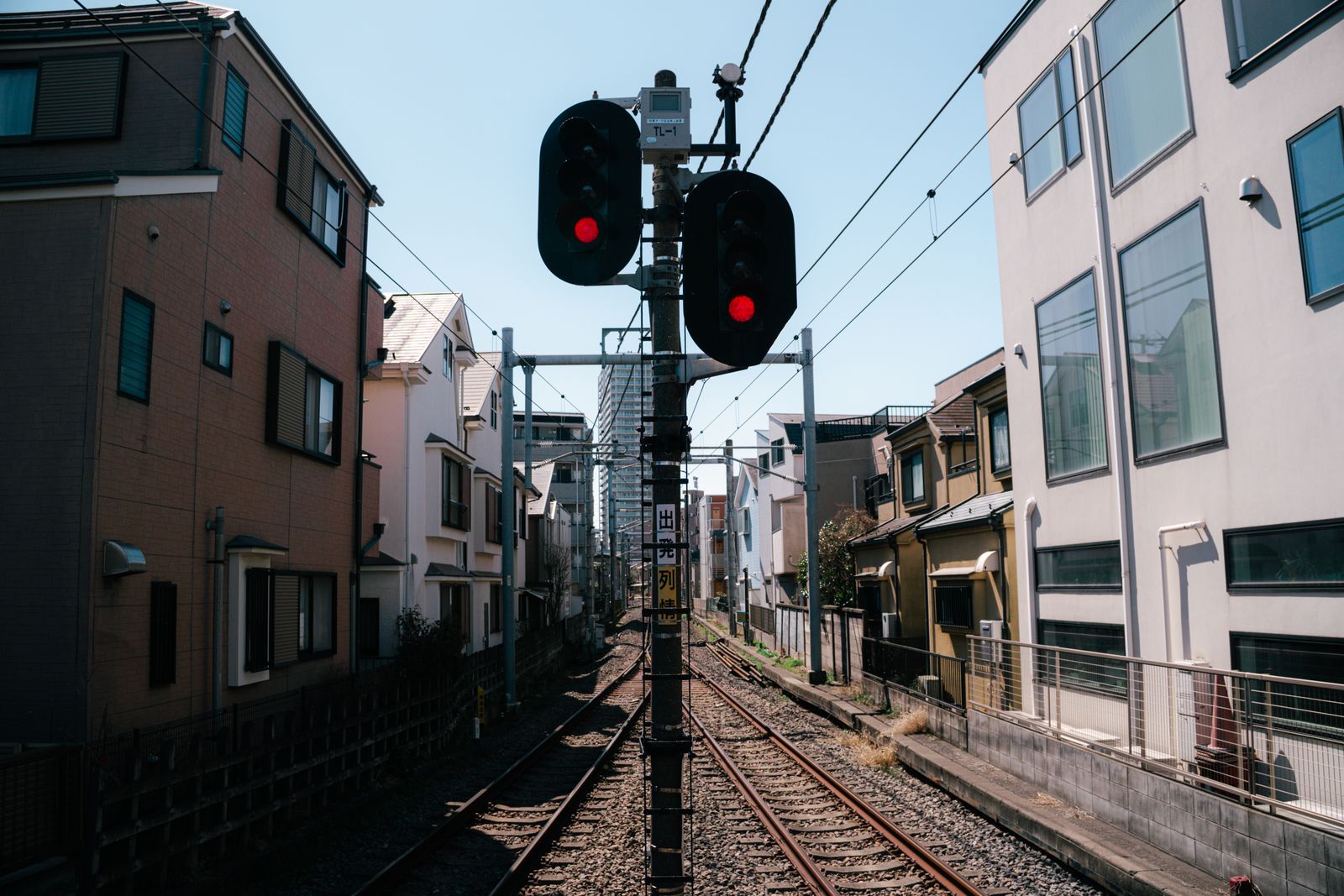 住宅街の踏切