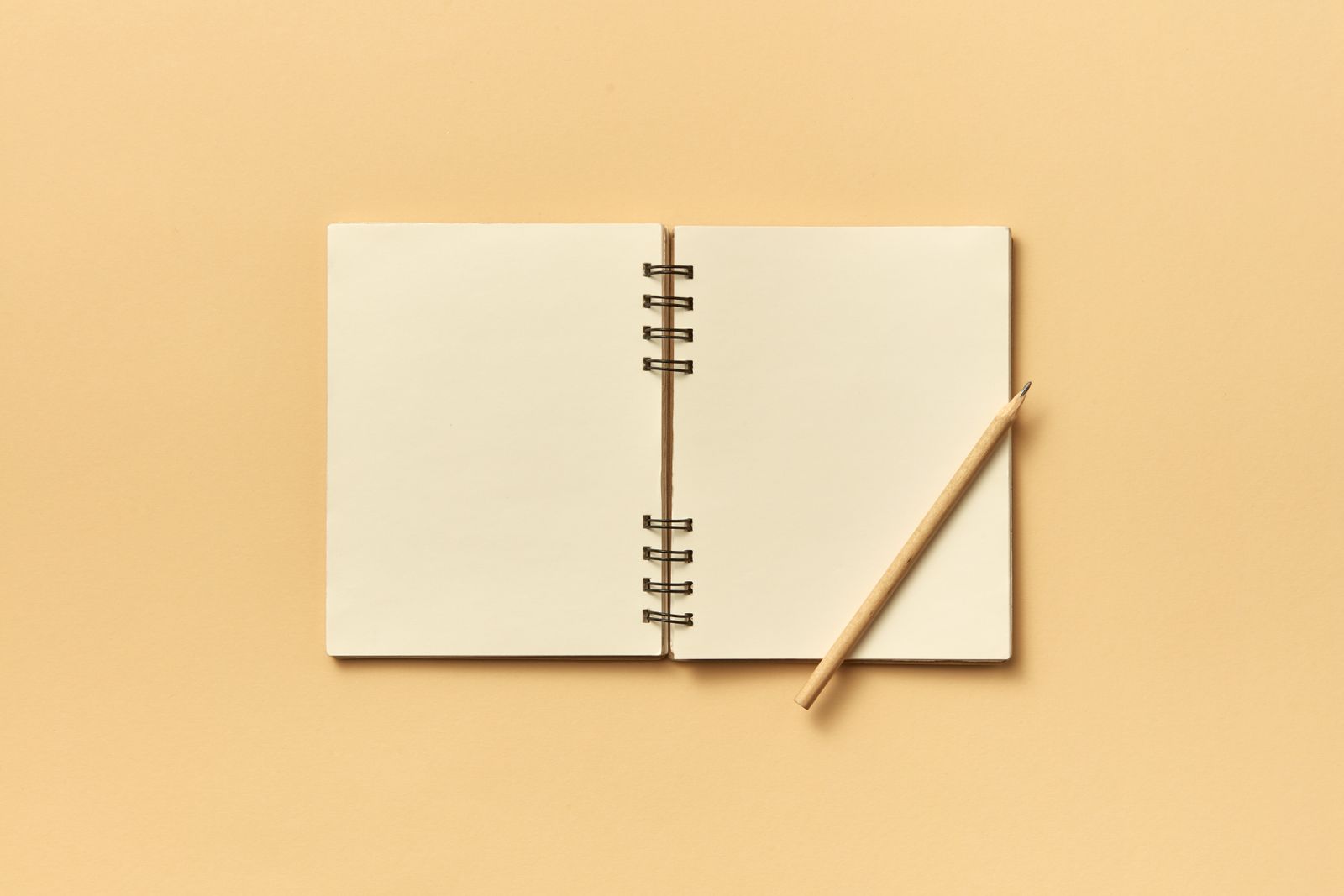 机に広げたノートと鉛筆
