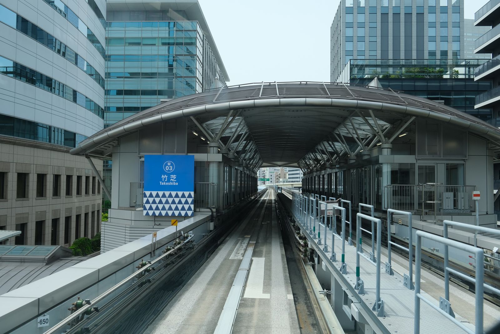 駅のホームと線路