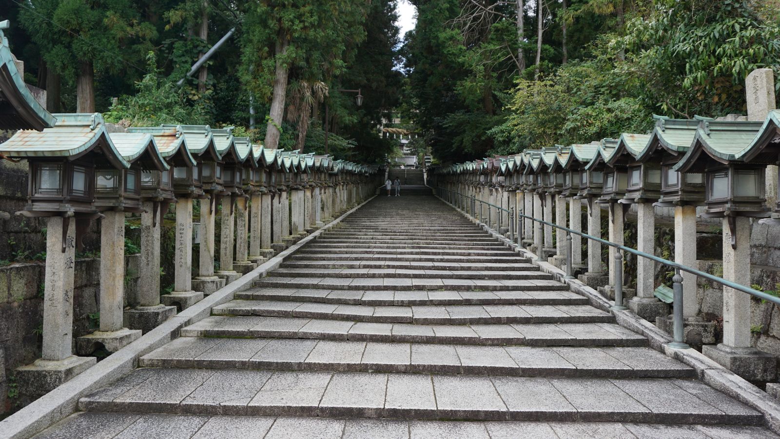 神社の参道と石畳