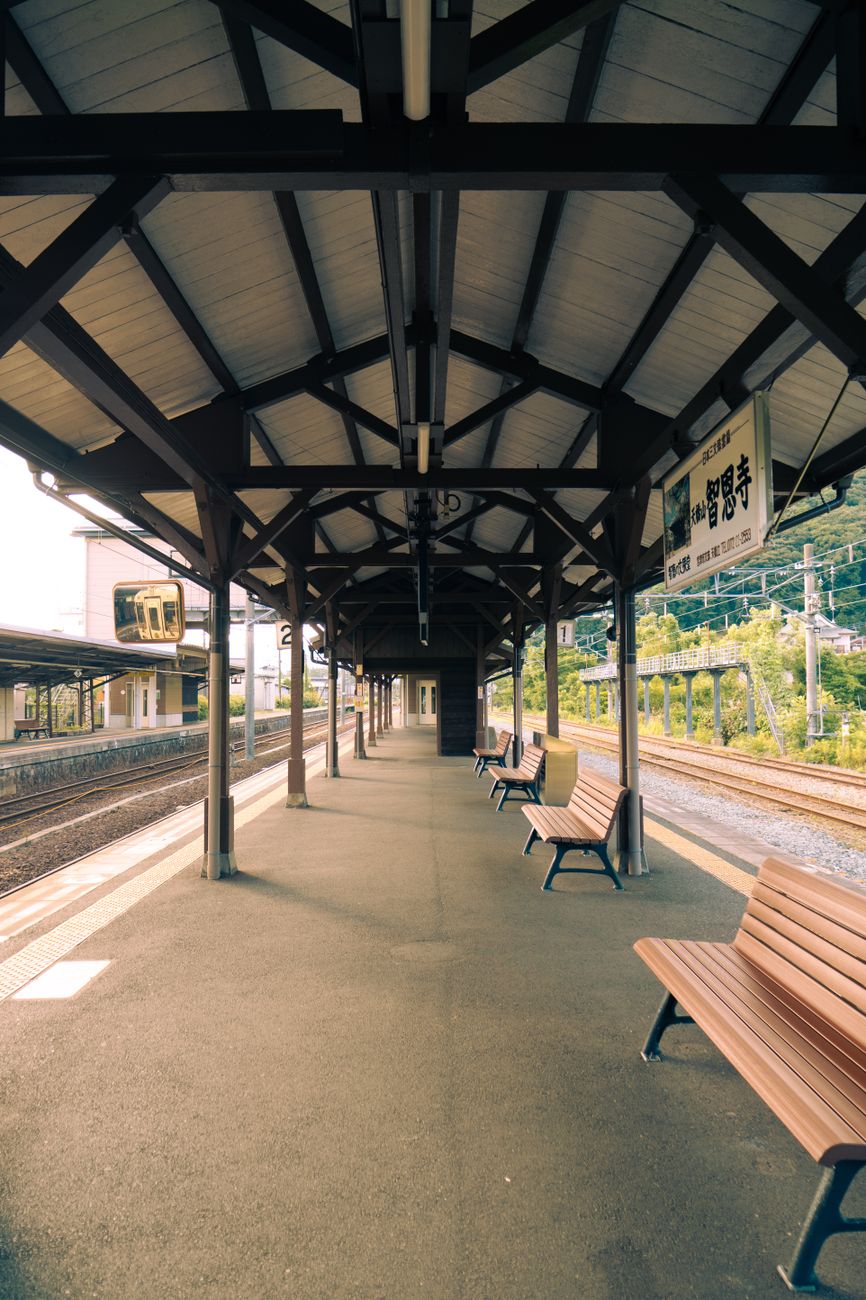 屋根のある駅のホームと線路