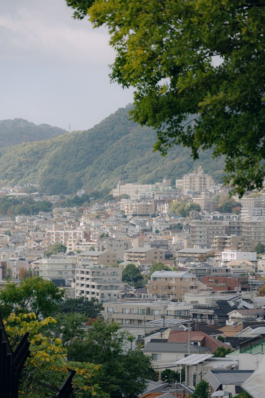 坂の多い住宅街から見える街並み