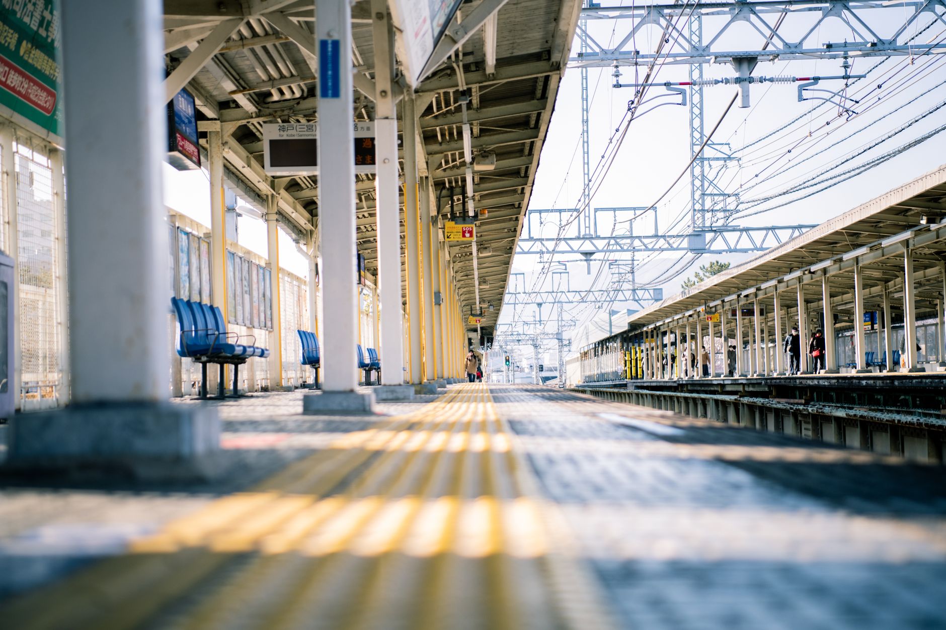 屋根のある駅のホームと線路