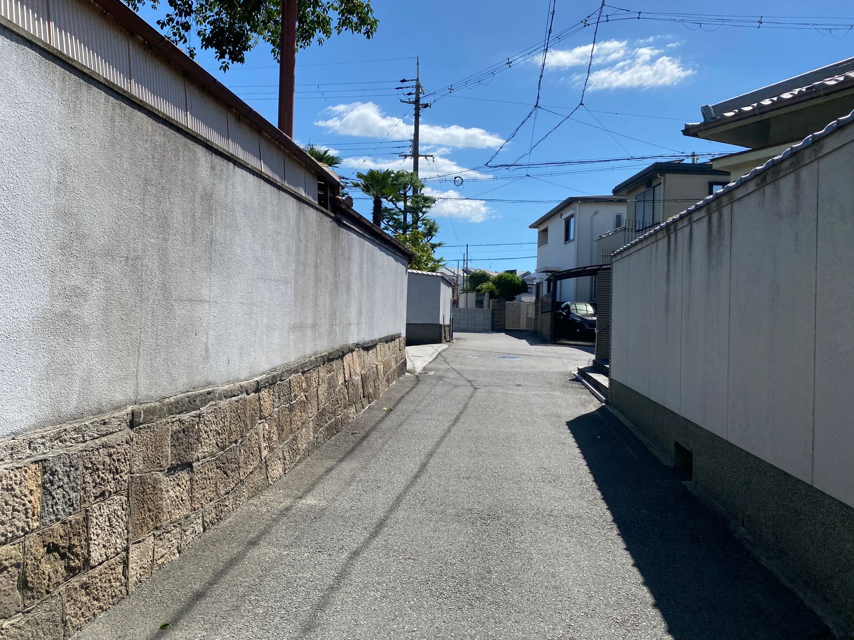 石畳の路地と白い壁