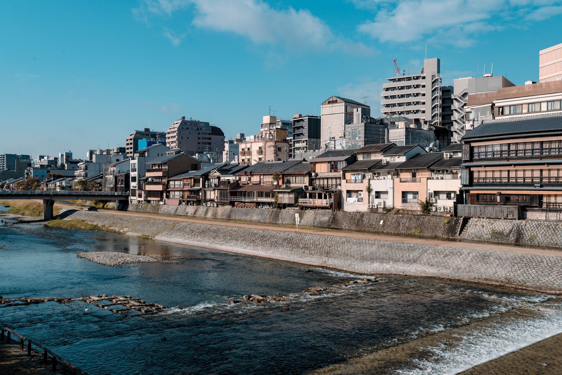 朝の川べりと橋