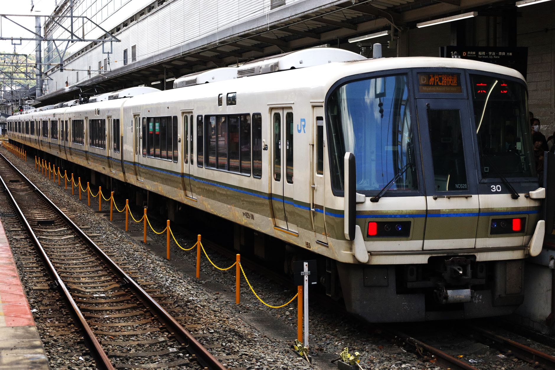 駅のホームに停まる電車