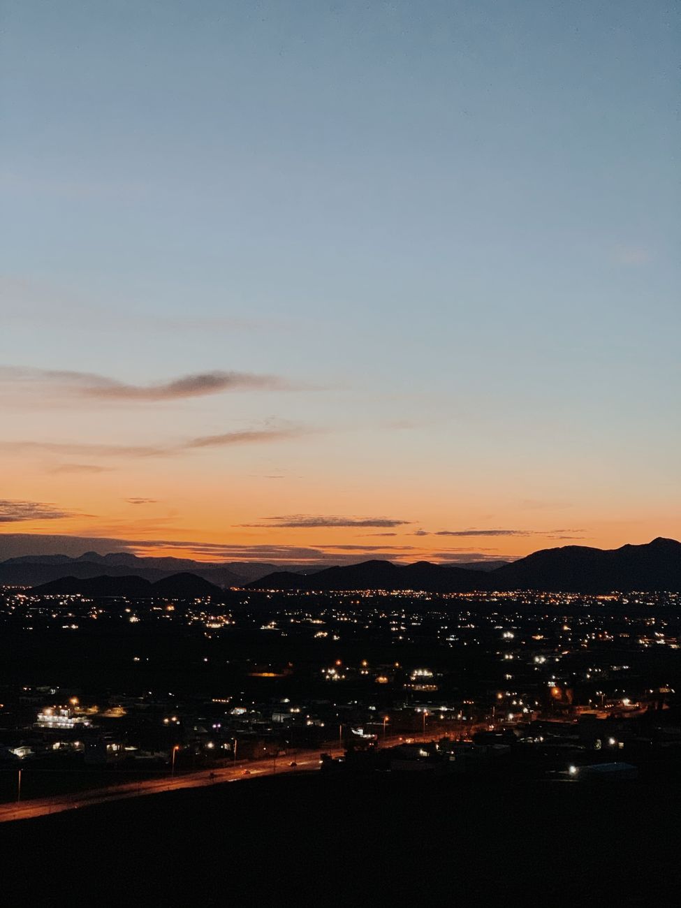 夕暮れの街並みと遠くの山