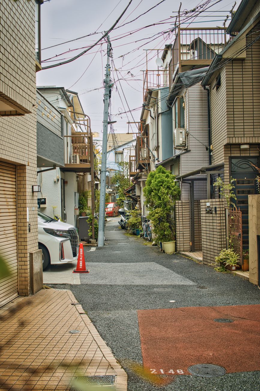 静かな住宅街の路地