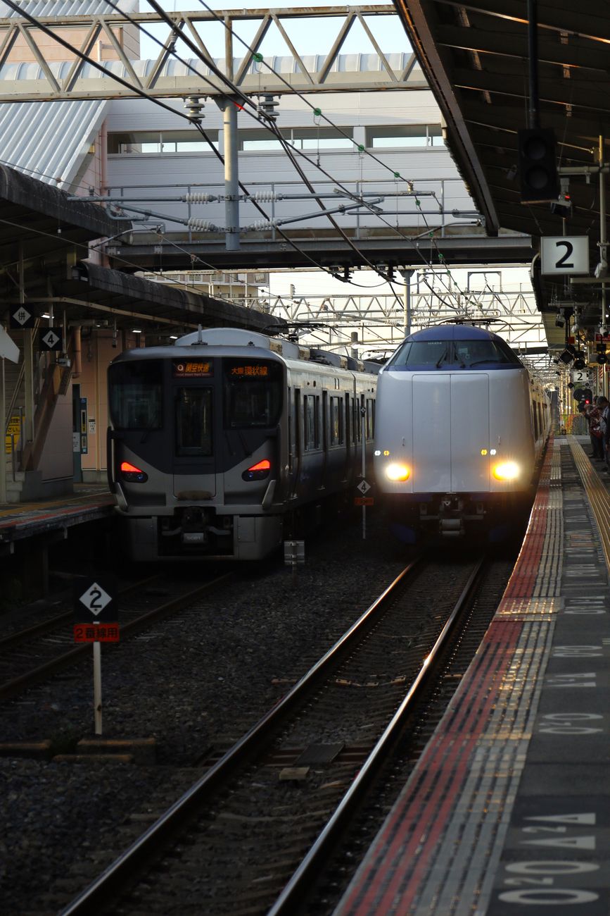 屋根のある駅のホームと線路