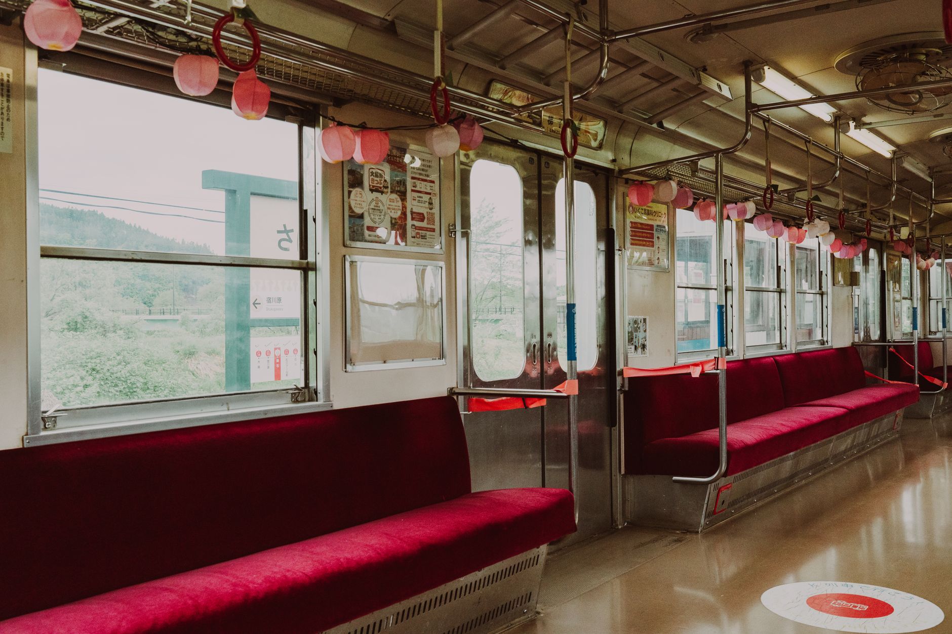 夕方の電車の車内