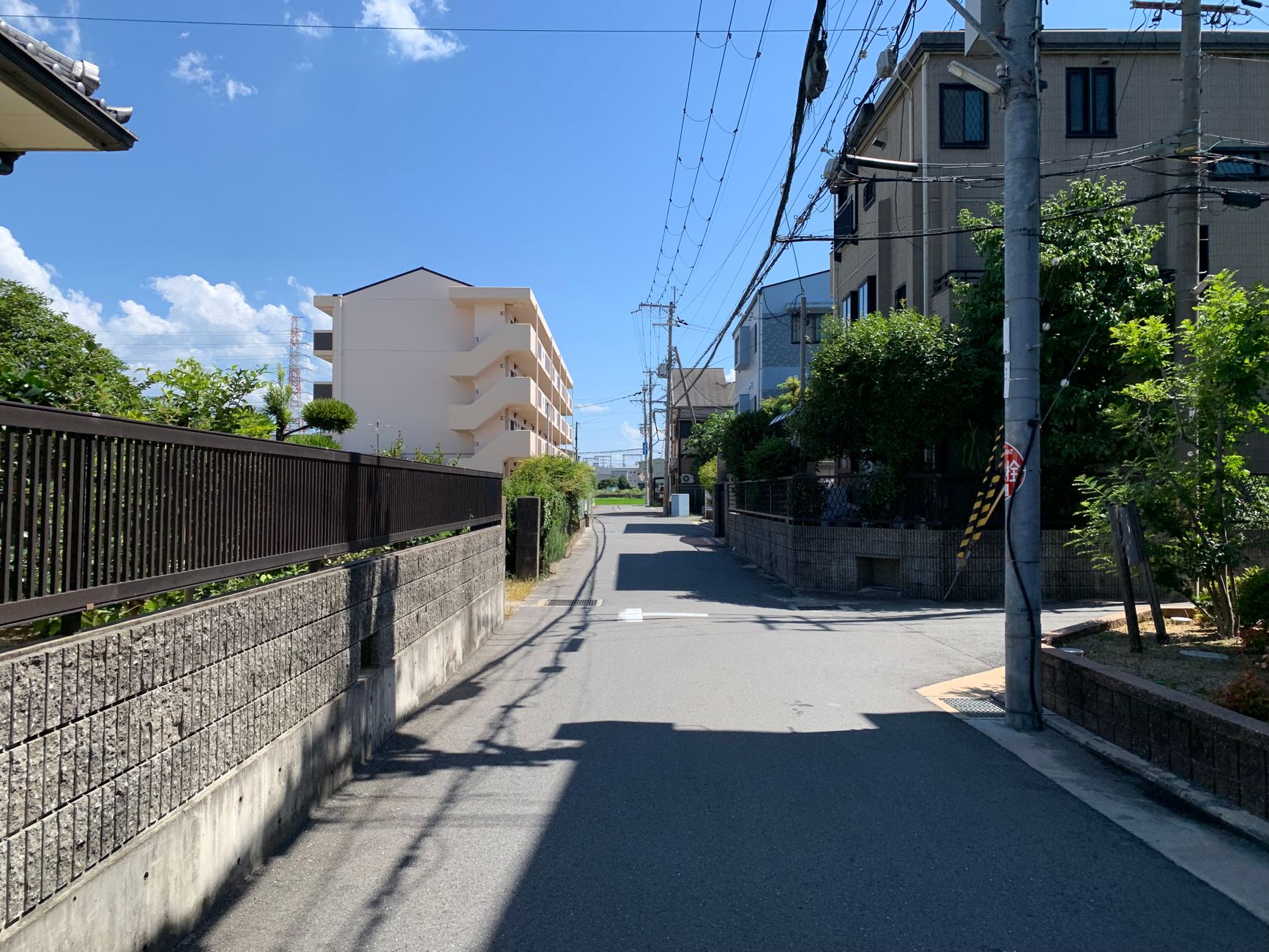 静かな住宅街の路地