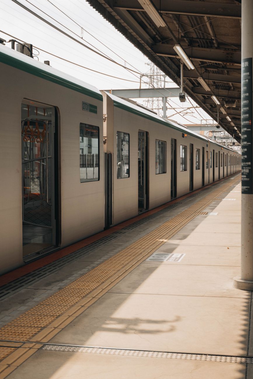 屋根のある駅のホームと線路