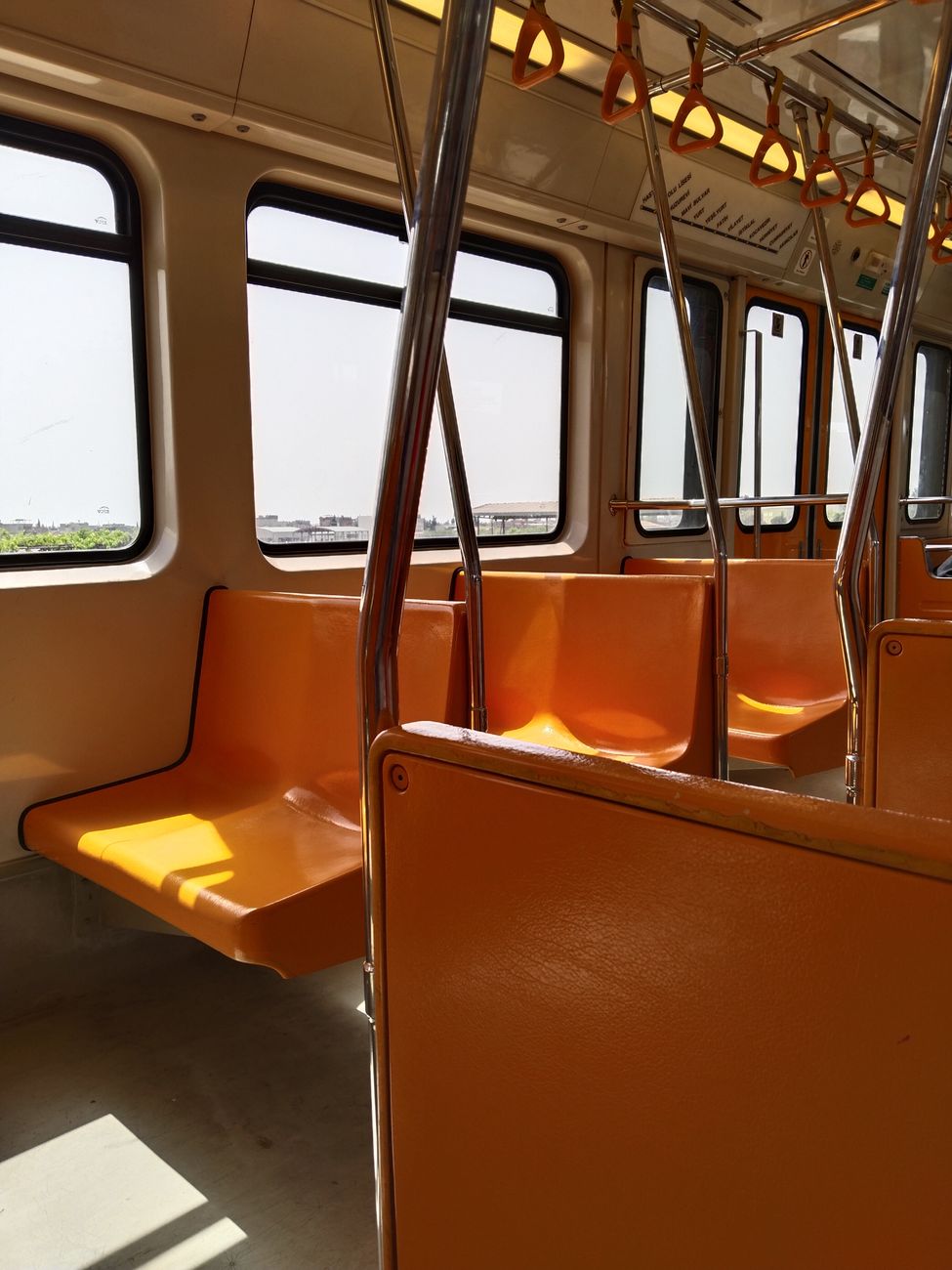 夕方の電車の車内