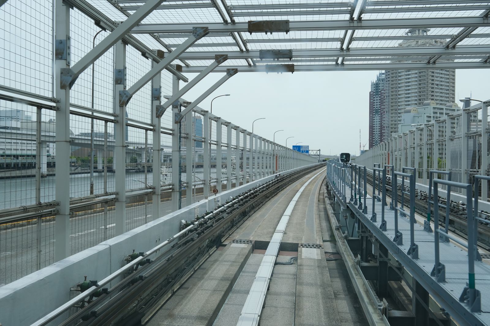 高架を走る電車