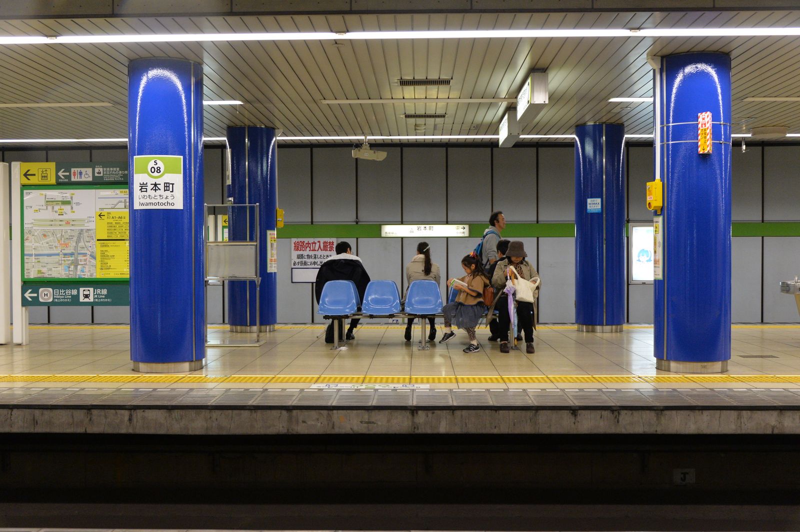 駅のホームと線路