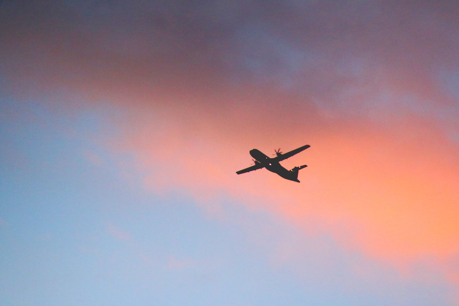 夕空を飛ぶ飛行機