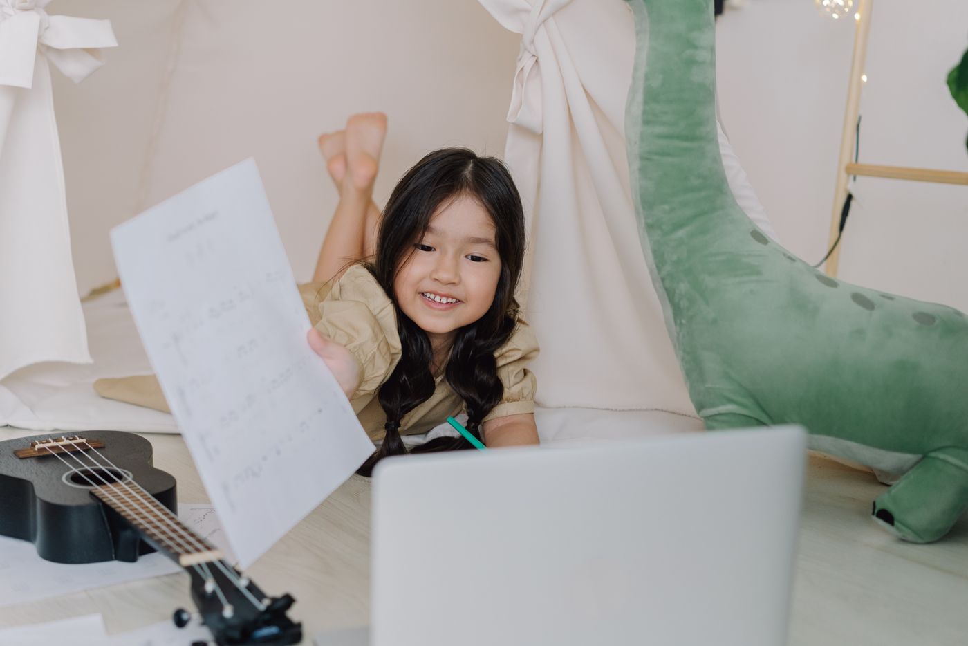 自宅でオンライン授業を受ける子ども