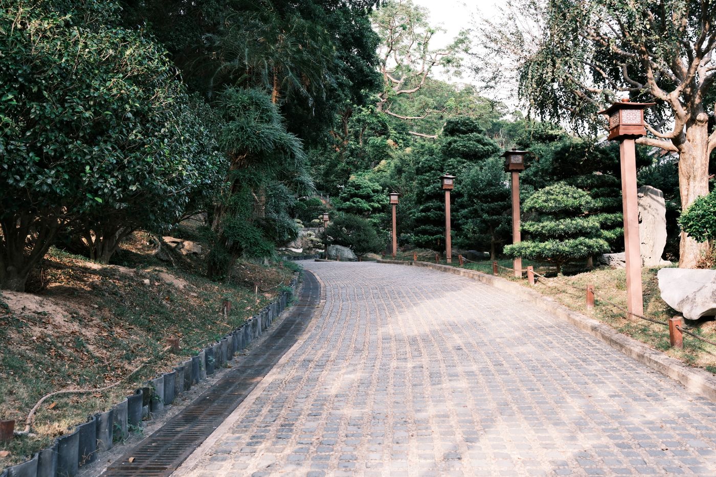 木々に囲まれた庭園の小道
