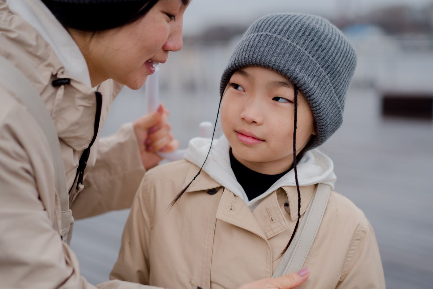 話しながら歩く親子