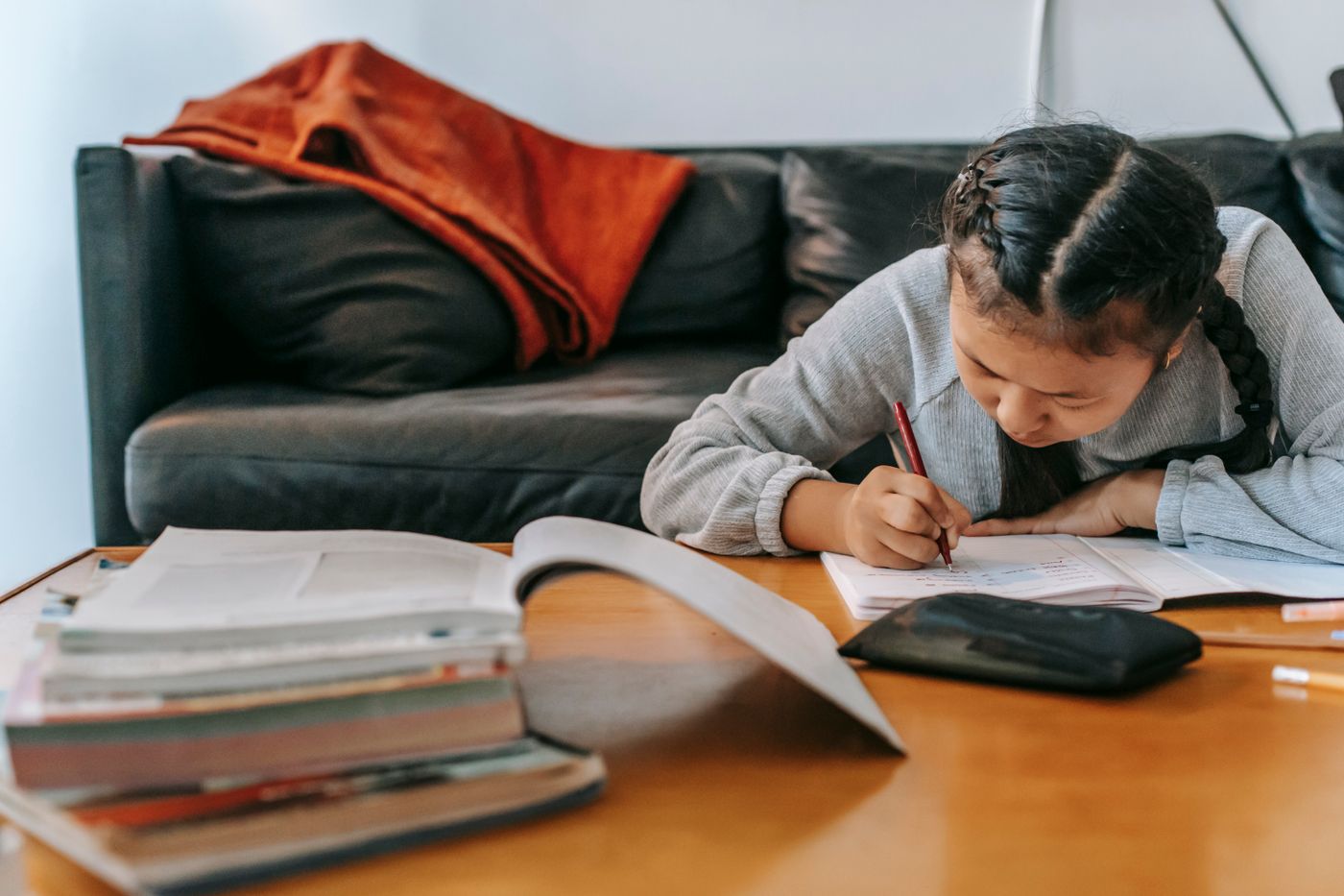 自宅で勉強する子ども