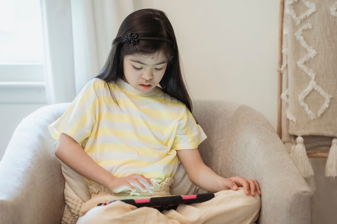 自宅でタブレット学習をする子ども