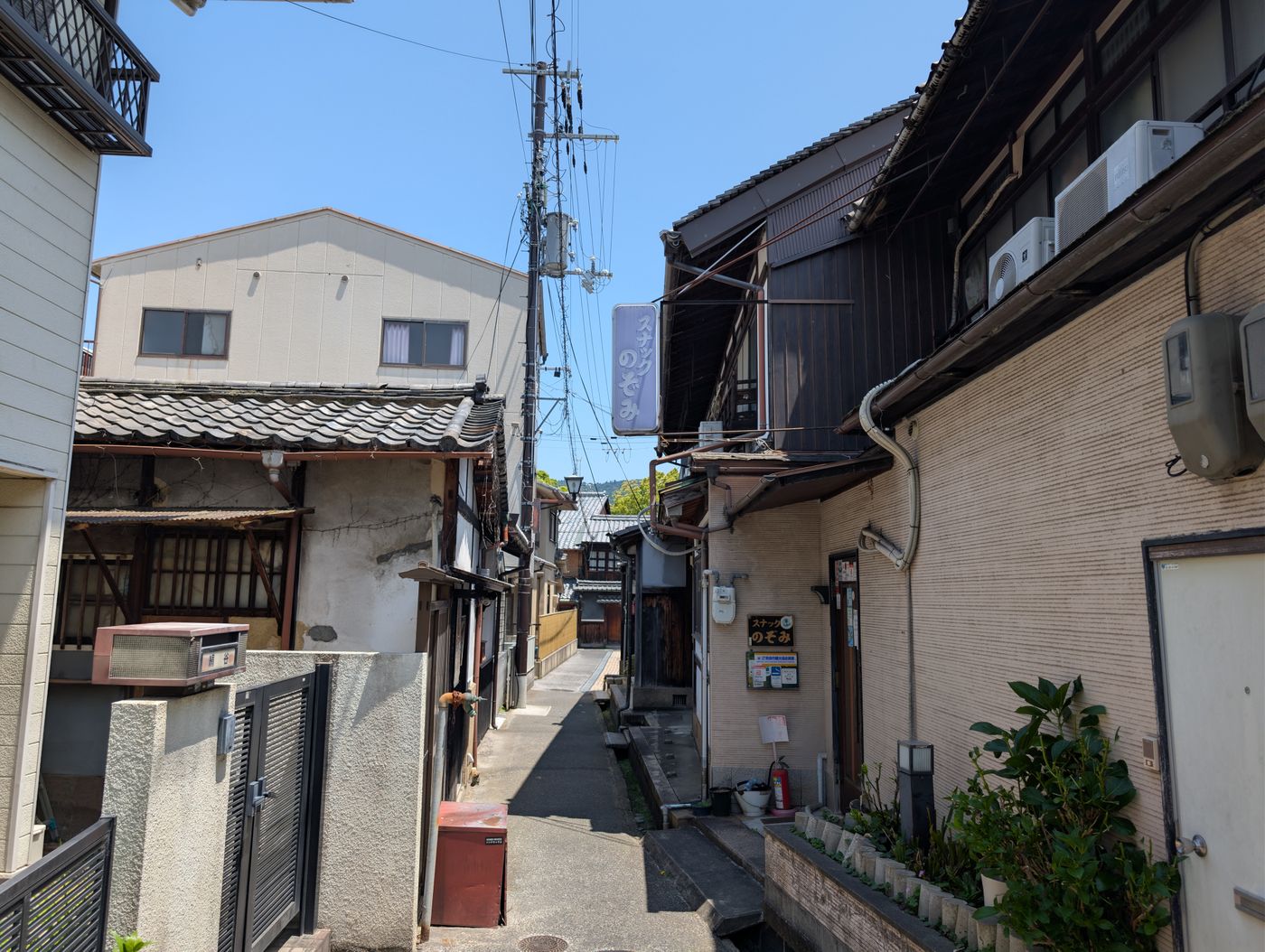 日本の住宅街の小道
