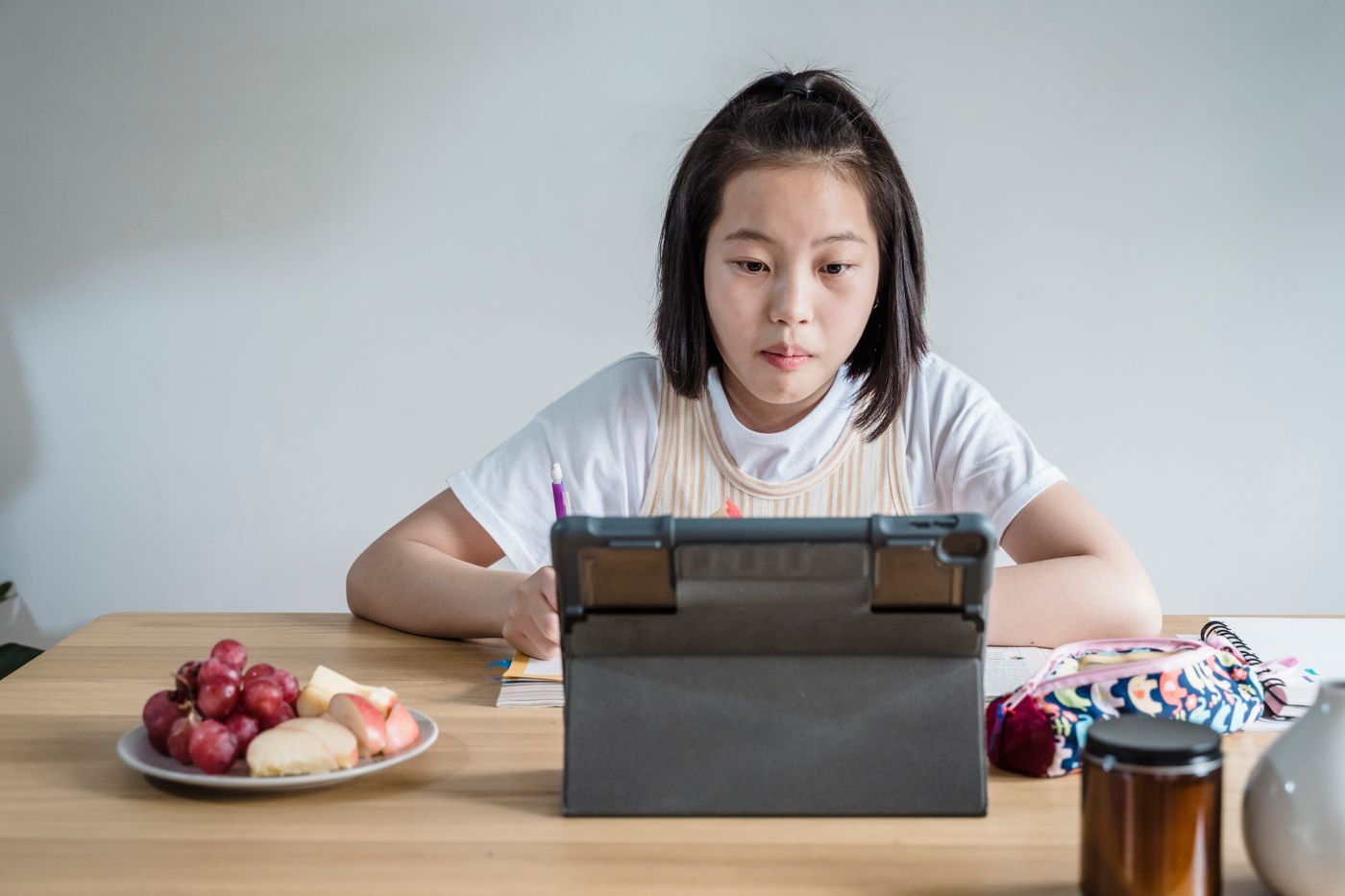 自宅でオンライン授業を受ける子ども