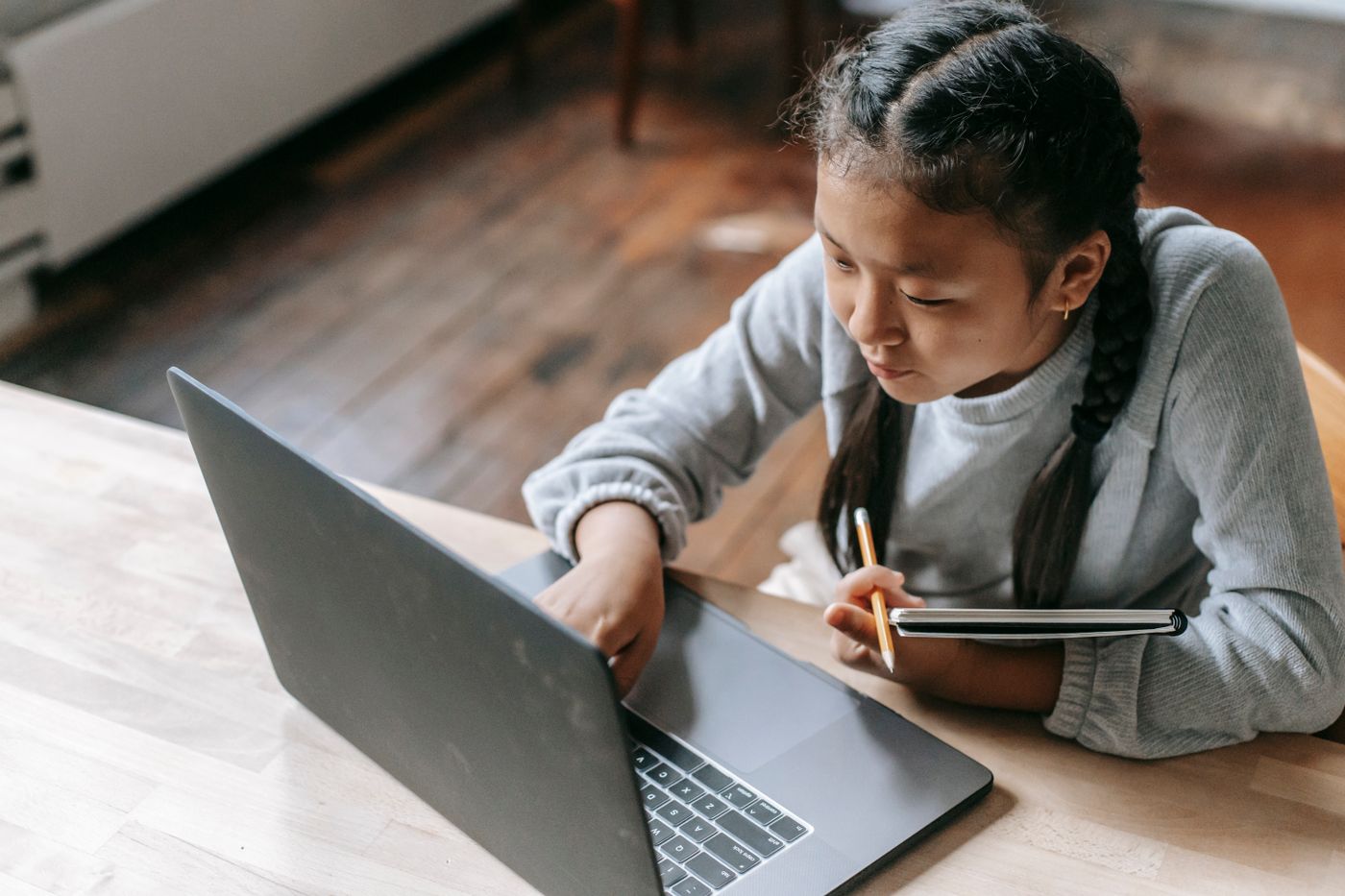 自宅でパソコン学習をする子ども
