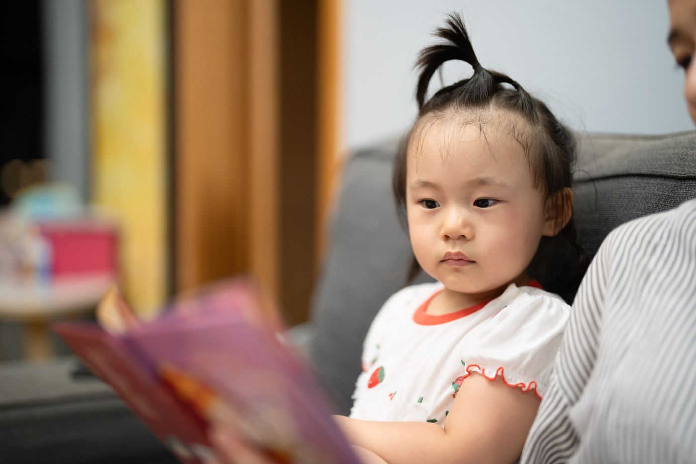 自宅で本を読む子ども
