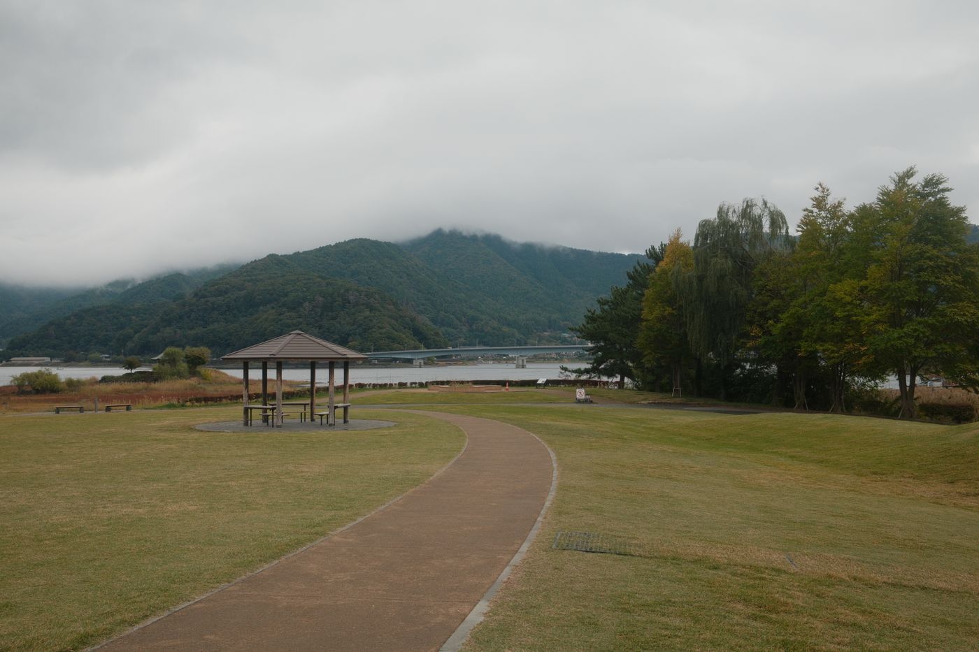 山と湖のある公園