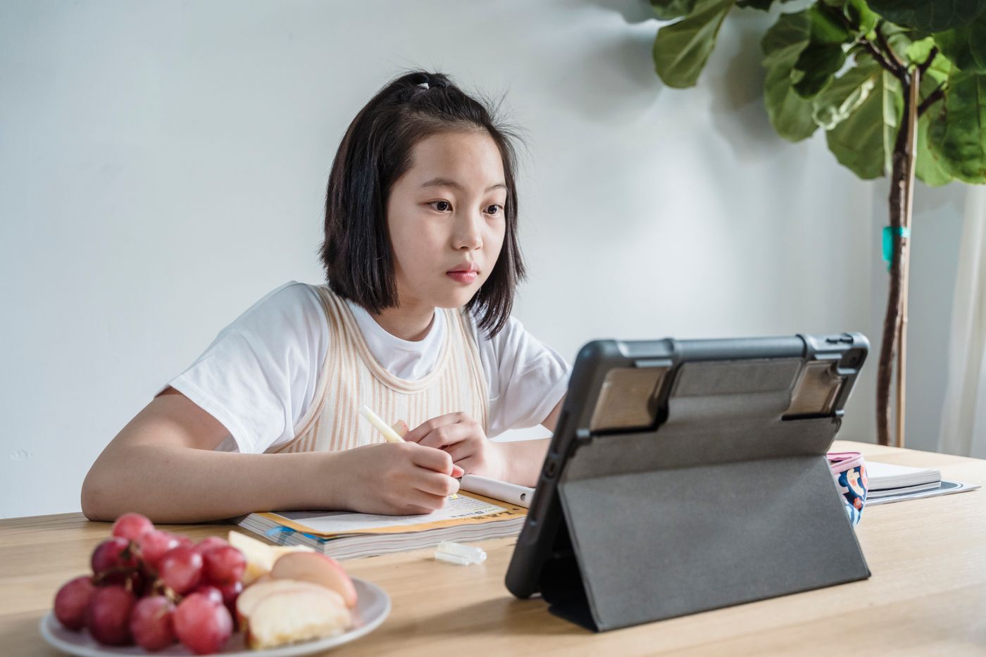 自宅でオンライン学習する子ども