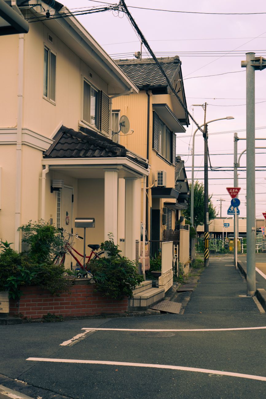静かな住宅街の路地