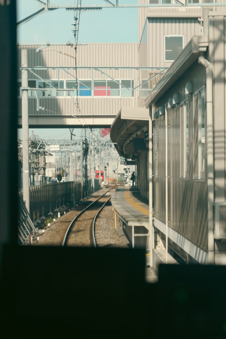 屋根のある駅のホームと線路