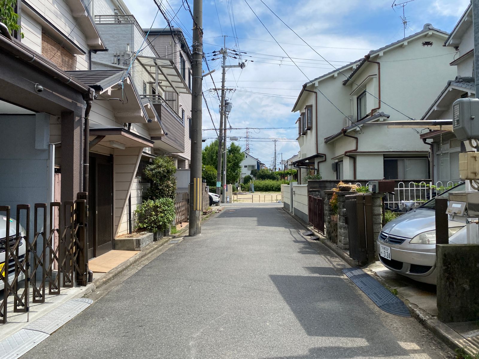 静かな住宅街の道
