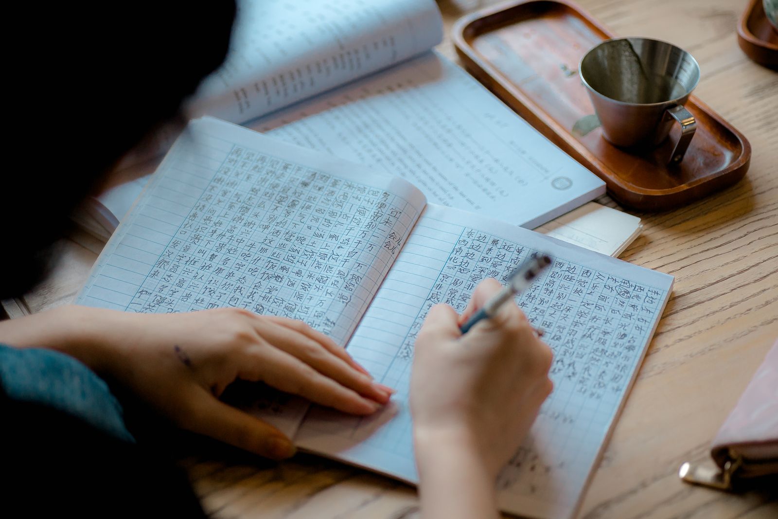 ノートに書き込む手元