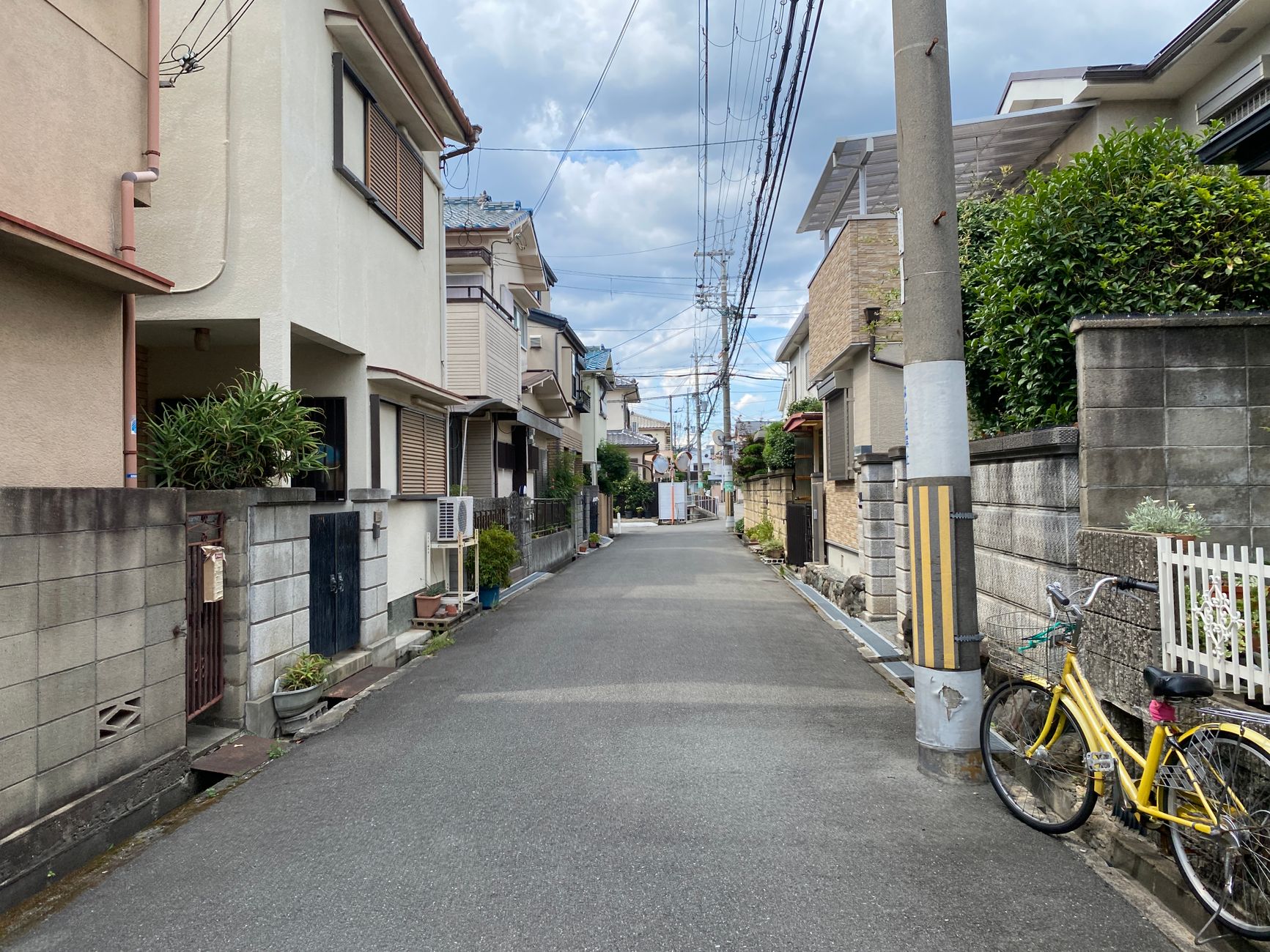 静かな住宅街の路地
