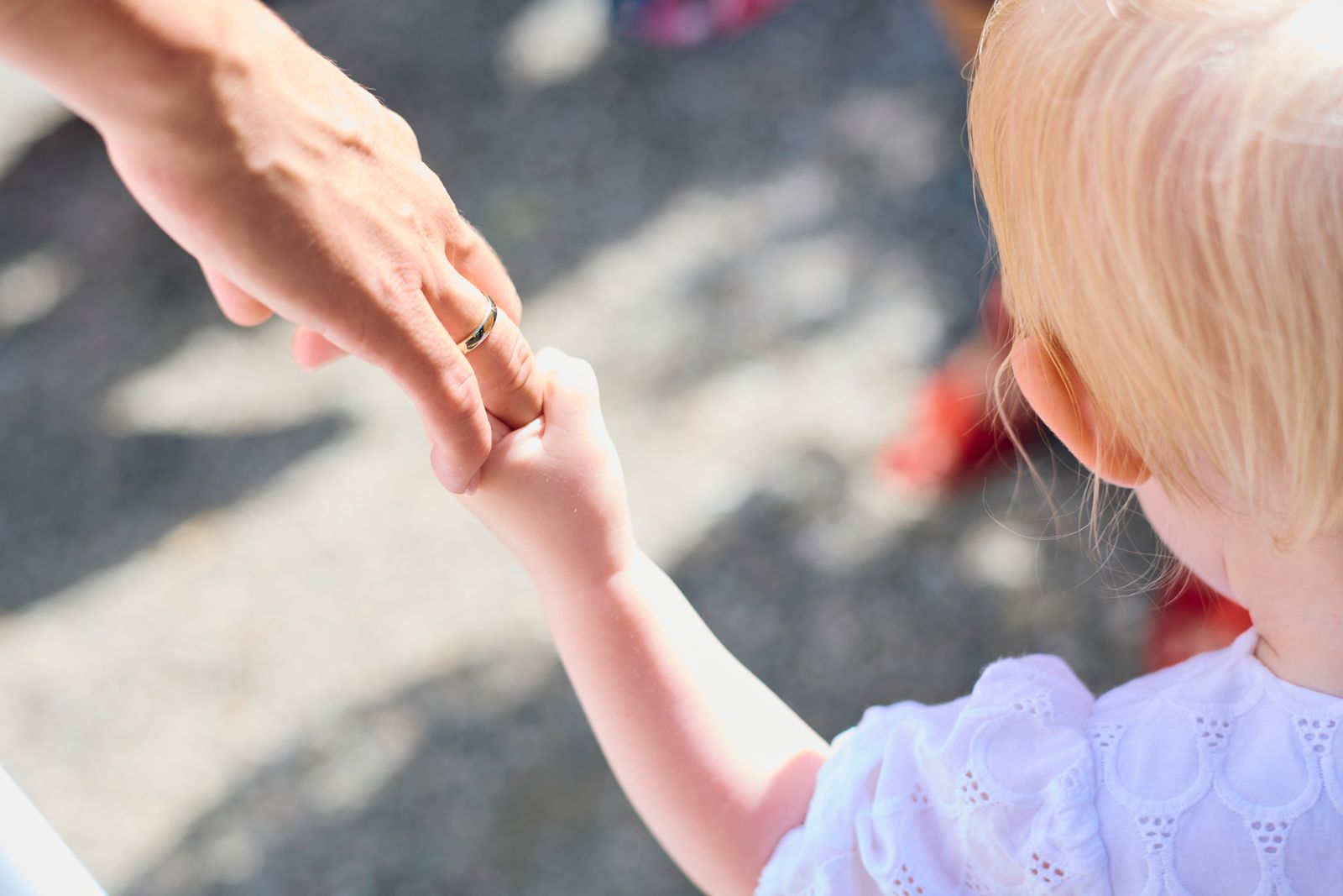 大人と子どもがつないだ手