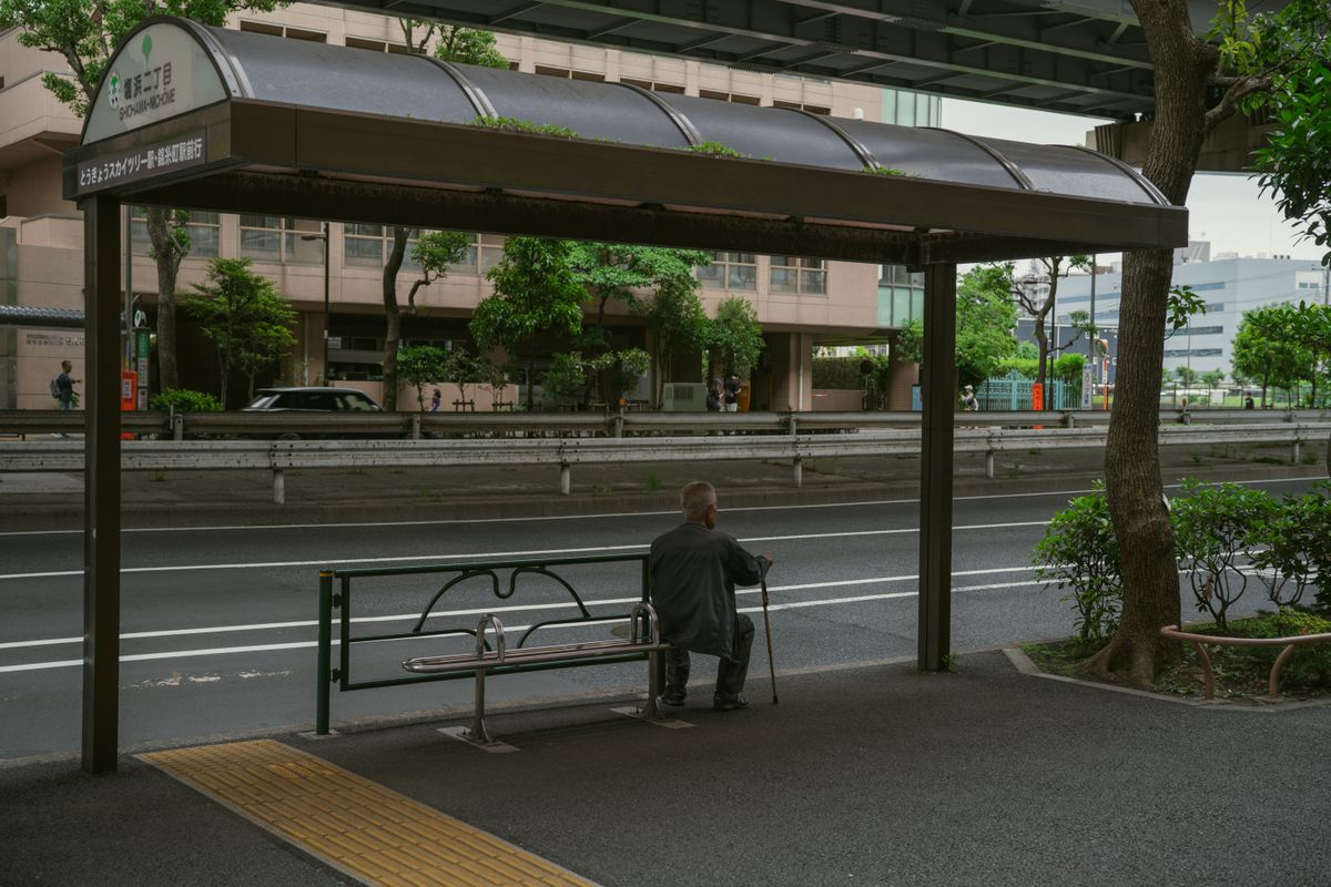 定期券と手帳を置いた机