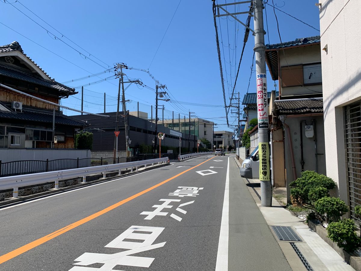 静かな住宅街の道