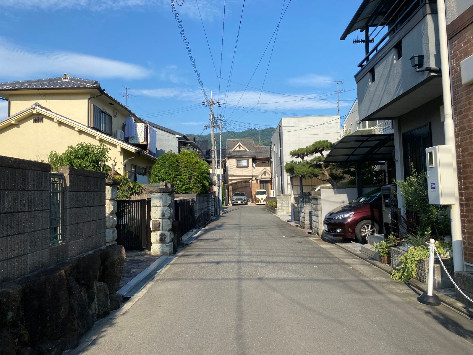 山が見える住宅街の道
