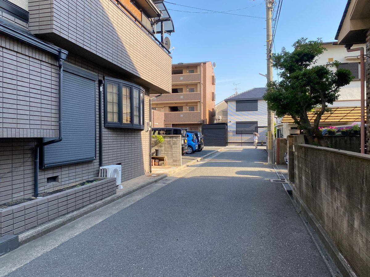静かな住宅街の道