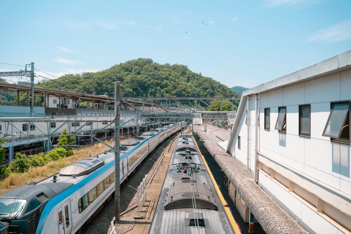 山あいの駅のホーム（イメージ写真）
