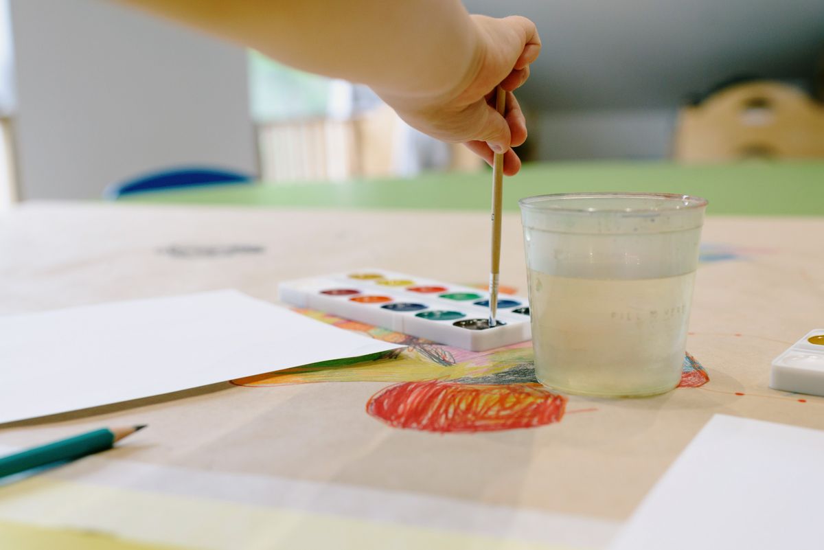 水彩絵の具で絵を描く子どもの手元