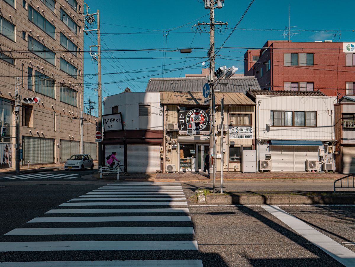 日本の住宅街の交差点と青空