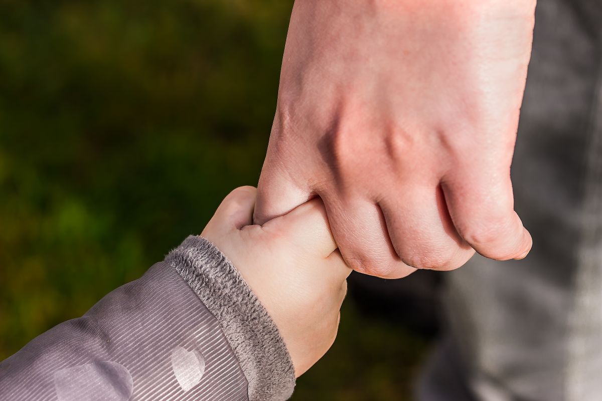 大人と子どもがつないだ手
