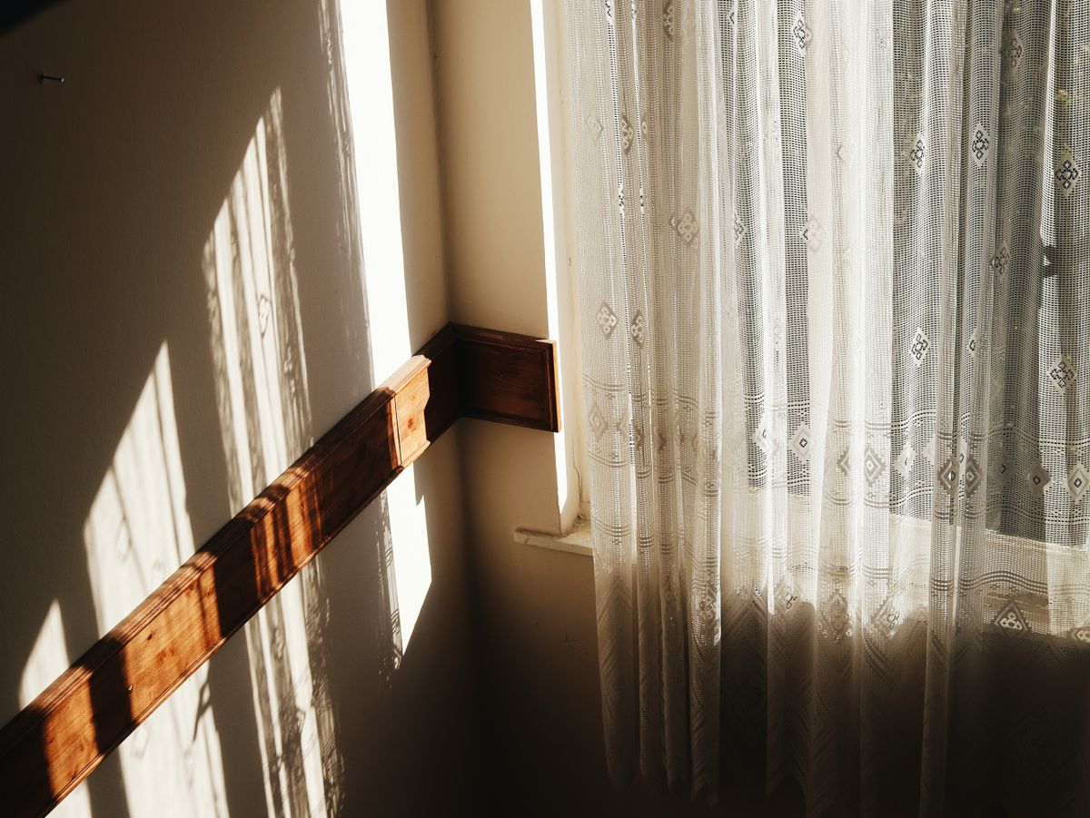 カーテン越しに差し込む朝の光